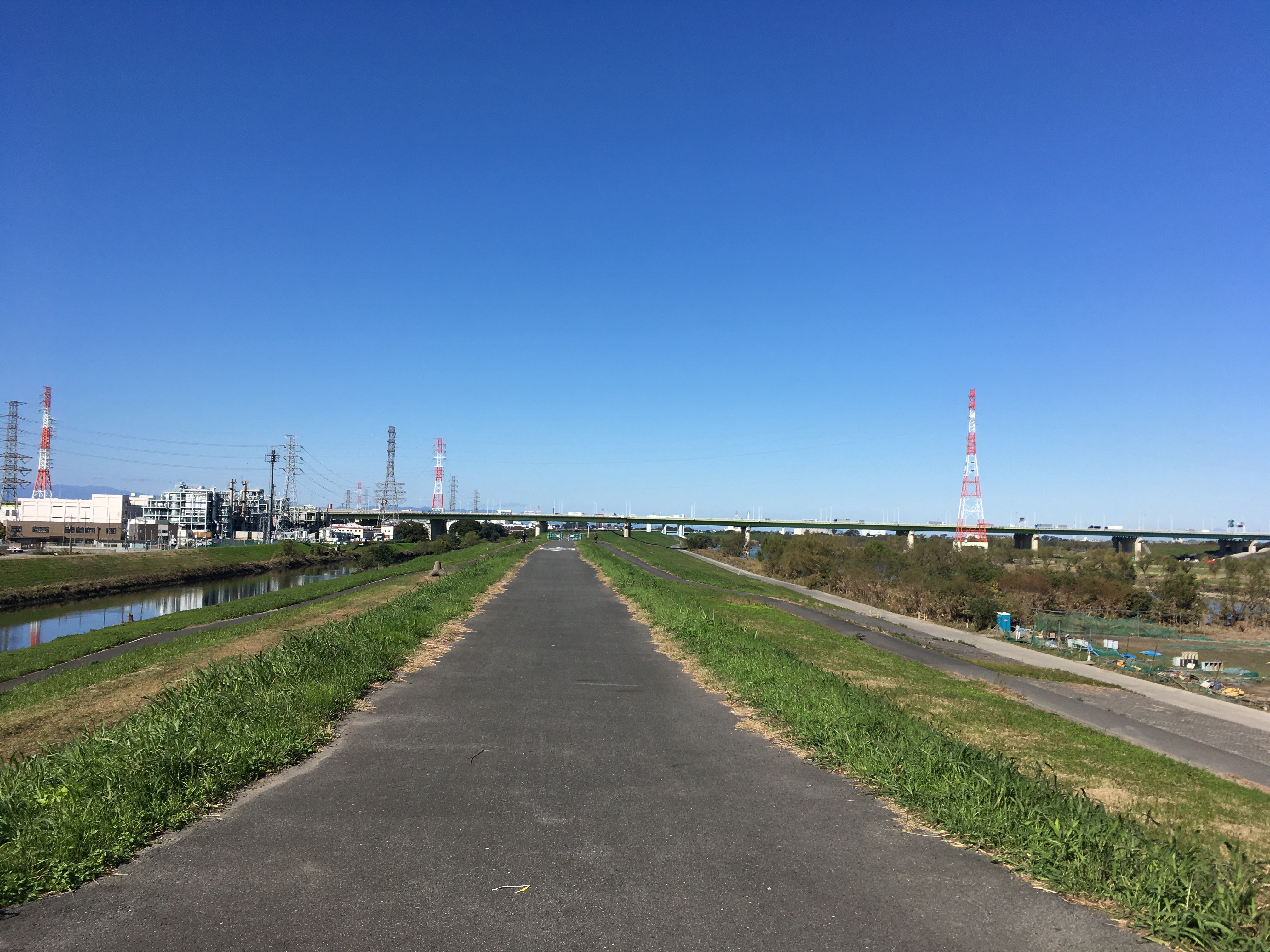 右岸　荒川堤防遊歩道から東京外環自動車道を眺める